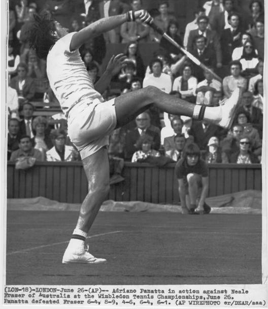 Torneo di Wimbledon 1972. Panatta batte Neale Fraser 6-4, 8-9, 4-6, 6-4, 6-1 (Ap)